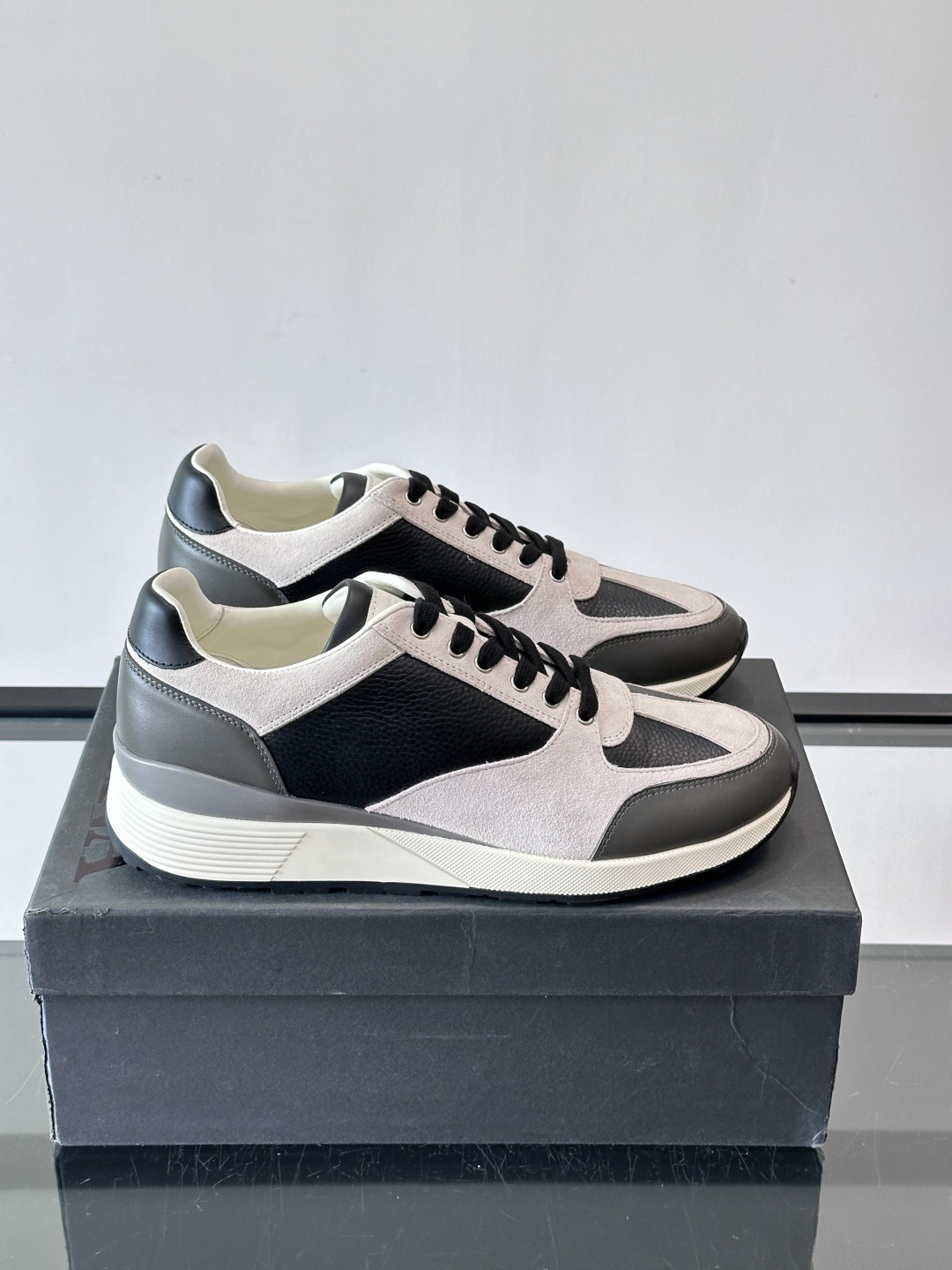 ZEGNA 男士休闲运动鞋，选用优质牛皮，经典缝线，低调又有质感子。厚底设计，穿着舒适还能悄悄增高，通勤