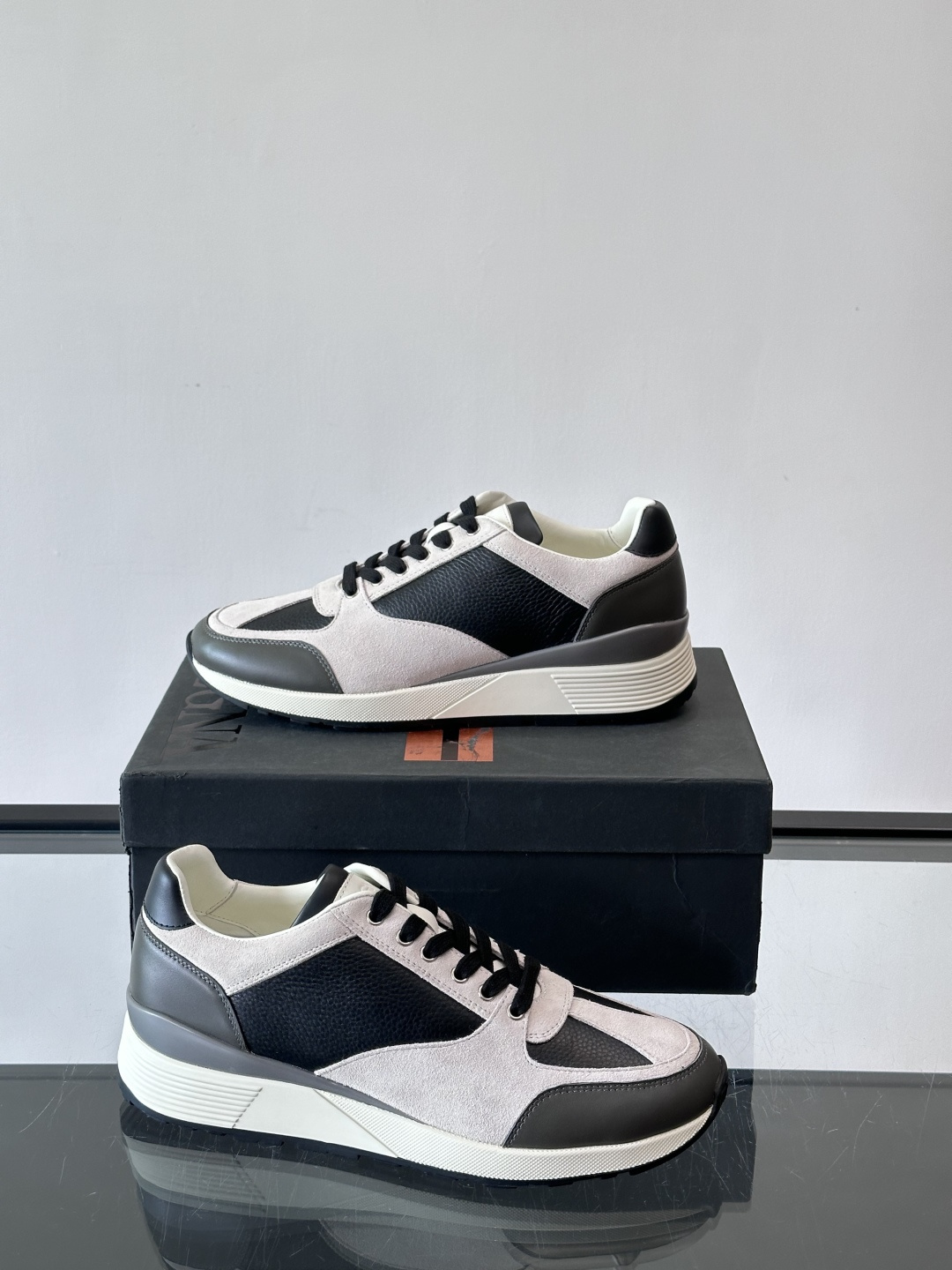 ZEGNA 男士休闲运动鞋，选用优质牛皮，经典缝线，低调又有质感子。厚底设计，穿着舒适还能悄悄增高，通勤