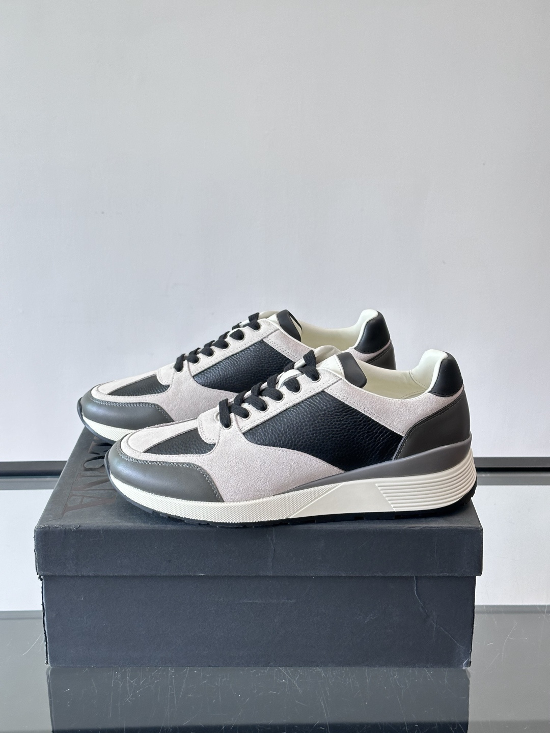 ZEGNA 男士休闲运动鞋，选用优质牛皮，经典缝线，低调又有质感子。厚底设计，穿着舒适还能悄悄增高，通勤