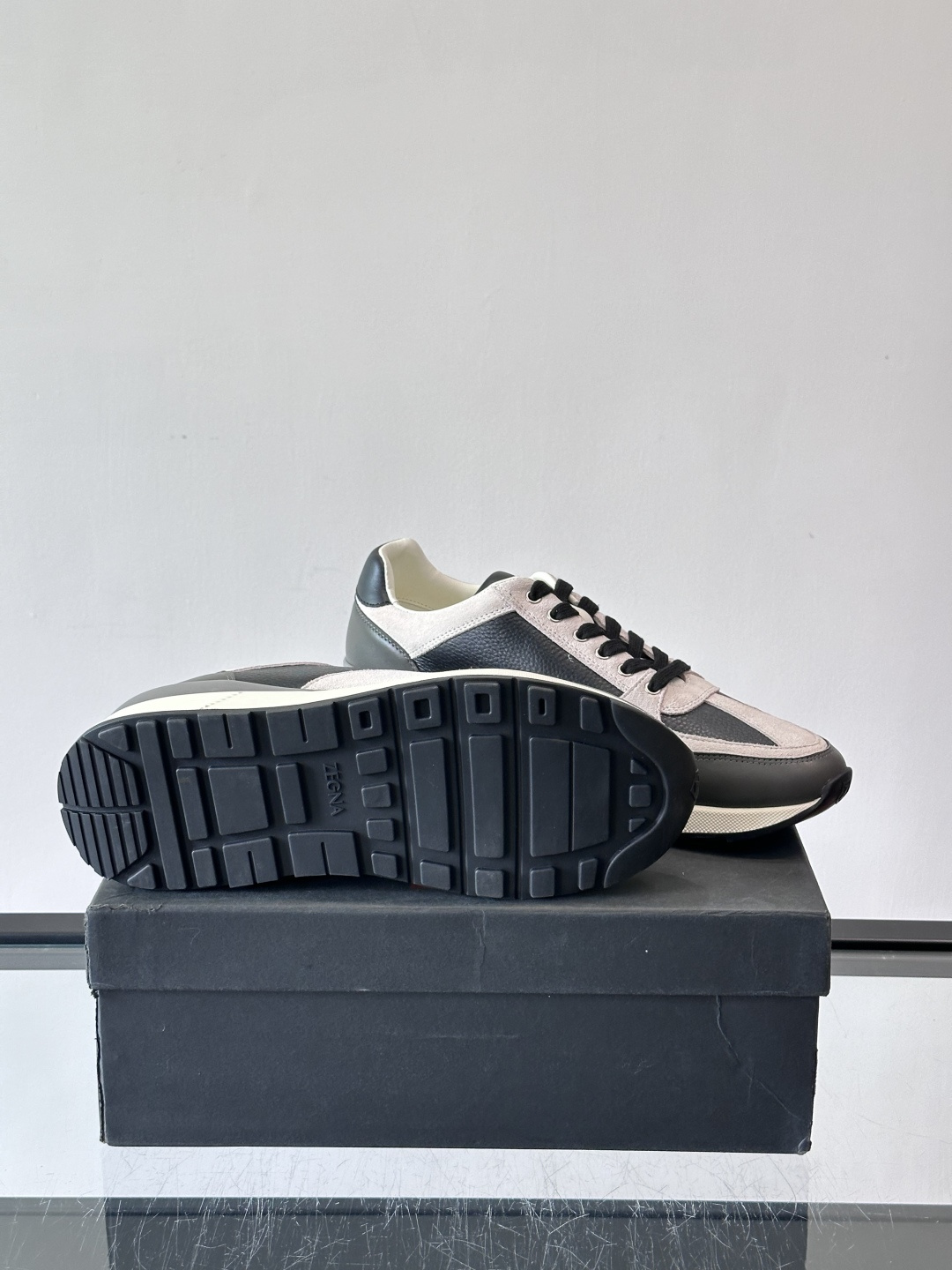 ZEGNA 男士休闲运动鞋，选用优质牛皮，经典缝线，低调又有质感子。厚底设计，穿着舒适还能悄悄增高，通勤