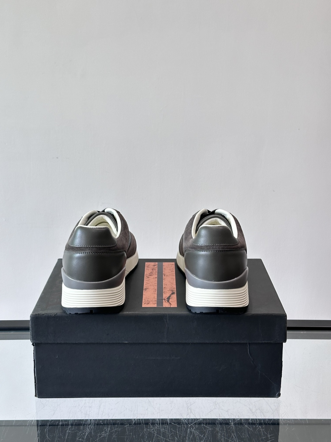 ZEGNA 男士休闲运动鞋，选用优质牛皮，经典缝线，低调又有质感子。厚底设计，穿着舒适还能悄悄增高，通勤