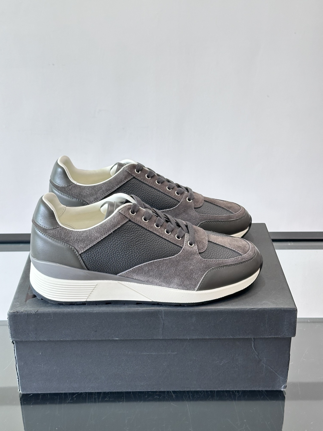 ZEGNA 男士休闲运动鞋，选用优质牛皮，经典缝线，低调又有质感子。厚底设计，穿着舒适还能悄悄增高，通勤