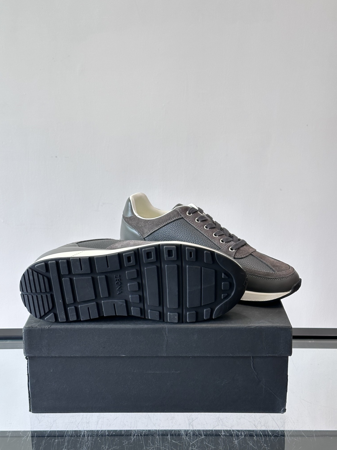 ZEGNA 男士休闲运动鞋，选用优质牛皮，经典缝线，低调又有质感子。厚底设计，穿着舒适还能悄悄增高，通勤