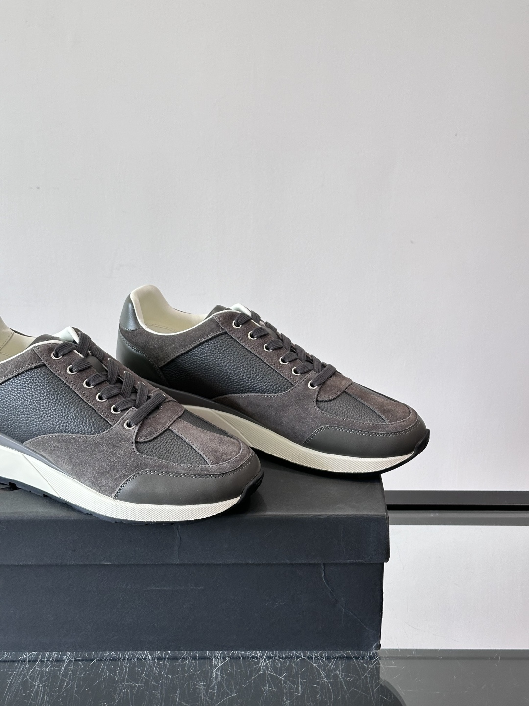 ZEGNA 男士休闲运动鞋，选用优质牛皮，经典缝线，低调又有质感子。厚底设计，穿着舒适还能悄悄增高，通勤