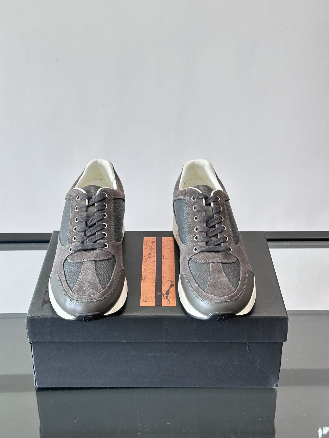 ZEGNA 男士休闲运动鞋，选用优质牛皮，经典缝线，低调又有质感子。厚底设计，穿着舒适还能悄悄增高，通勤