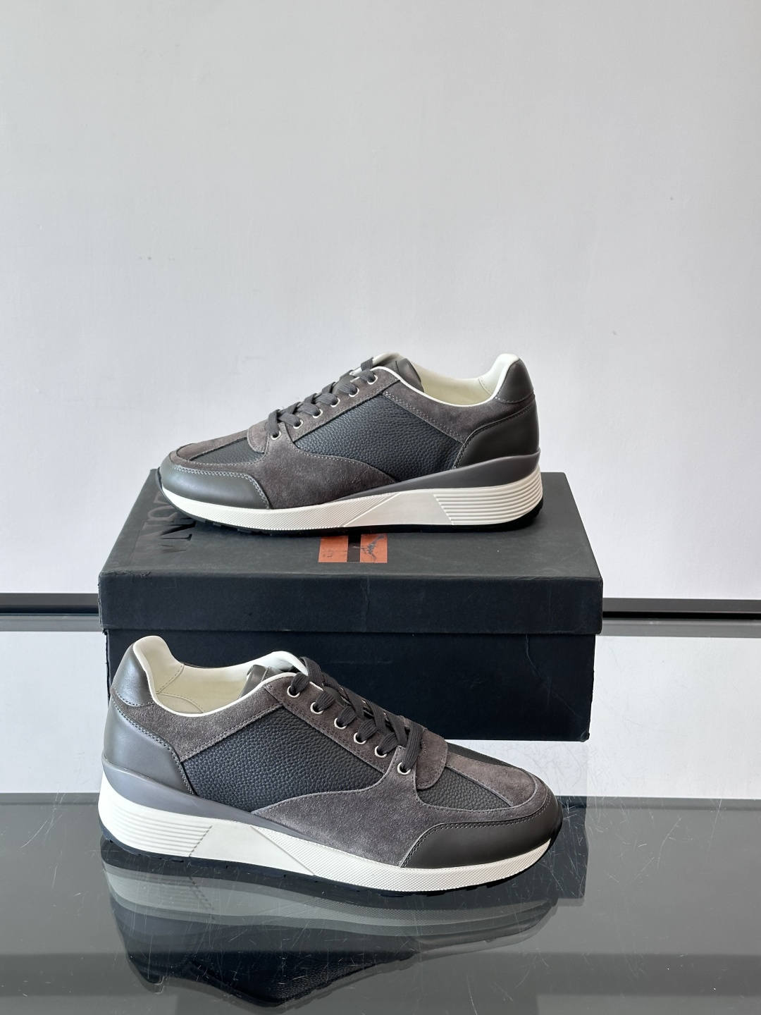 ZEGNA 男士休闲运动鞋，选用优质牛皮，经典缝线，低调又有质感子。厚底设计，穿着舒适还能悄悄增高，通勤