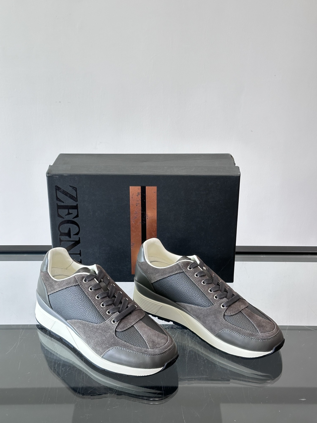 ZEGNA 男士休闲运动鞋，选用优质牛皮，经典缝线，低调又有质感子。厚底设计，穿着舒适还能悄悄增高，通勤