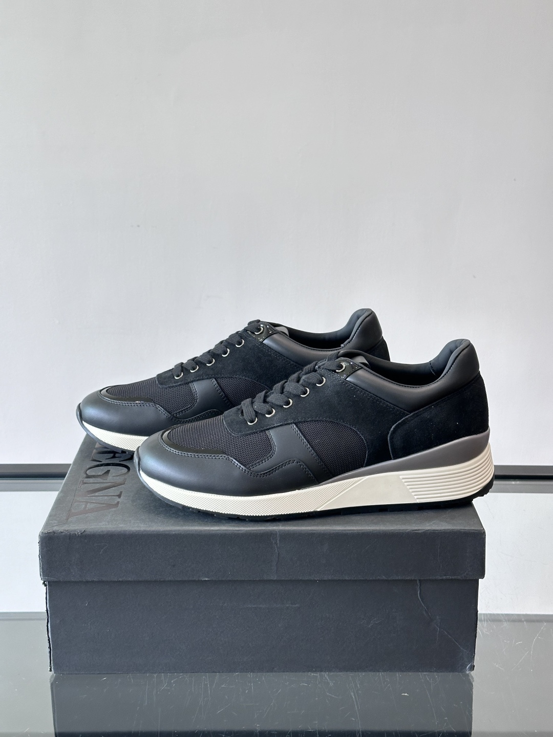 ZEGNA 男士休闲运动鞋，选用优质牛皮，经典缝线，低调又有质感子。厚底设计，穿着舒适还能悄悄增高，通勤