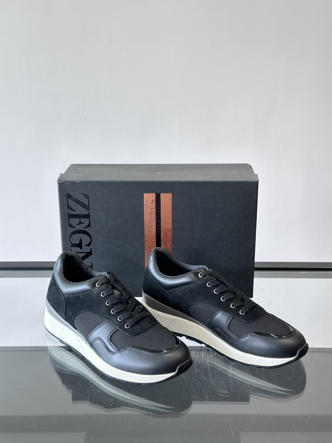 ZEGNA 男士休闲运动鞋，选用优质牛皮，经典缝线，低调又有质感子。厚底设计，穿着舒适还能悄悄增高，通勤