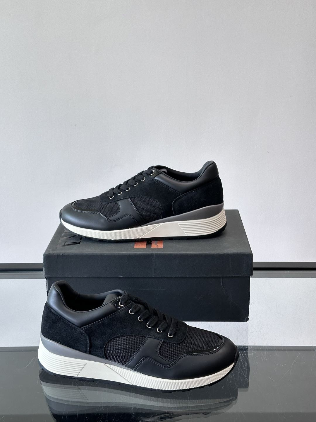 ZEGNA 男士休闲运动鞋，选用优质牛皮，经典缝线，低调又有质感子。厚底设计，穿着舒适还能悄悄增高，通勤