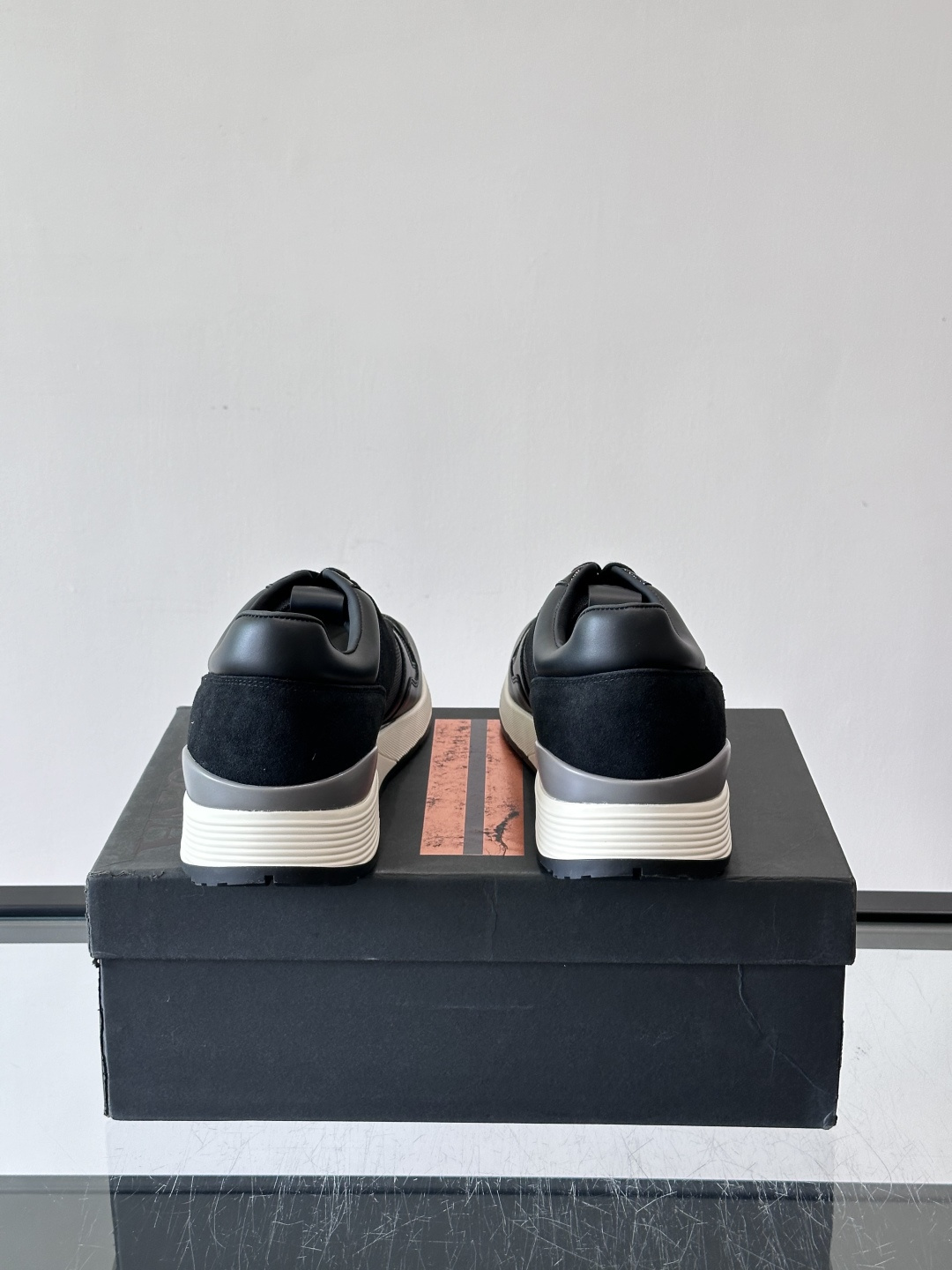 ZEGNA 男士休闲运动鞋，选用优质牛皮，经典缝线，低调又有质感子。厚底设计，穿着舒适还能悄悄增高，通勤