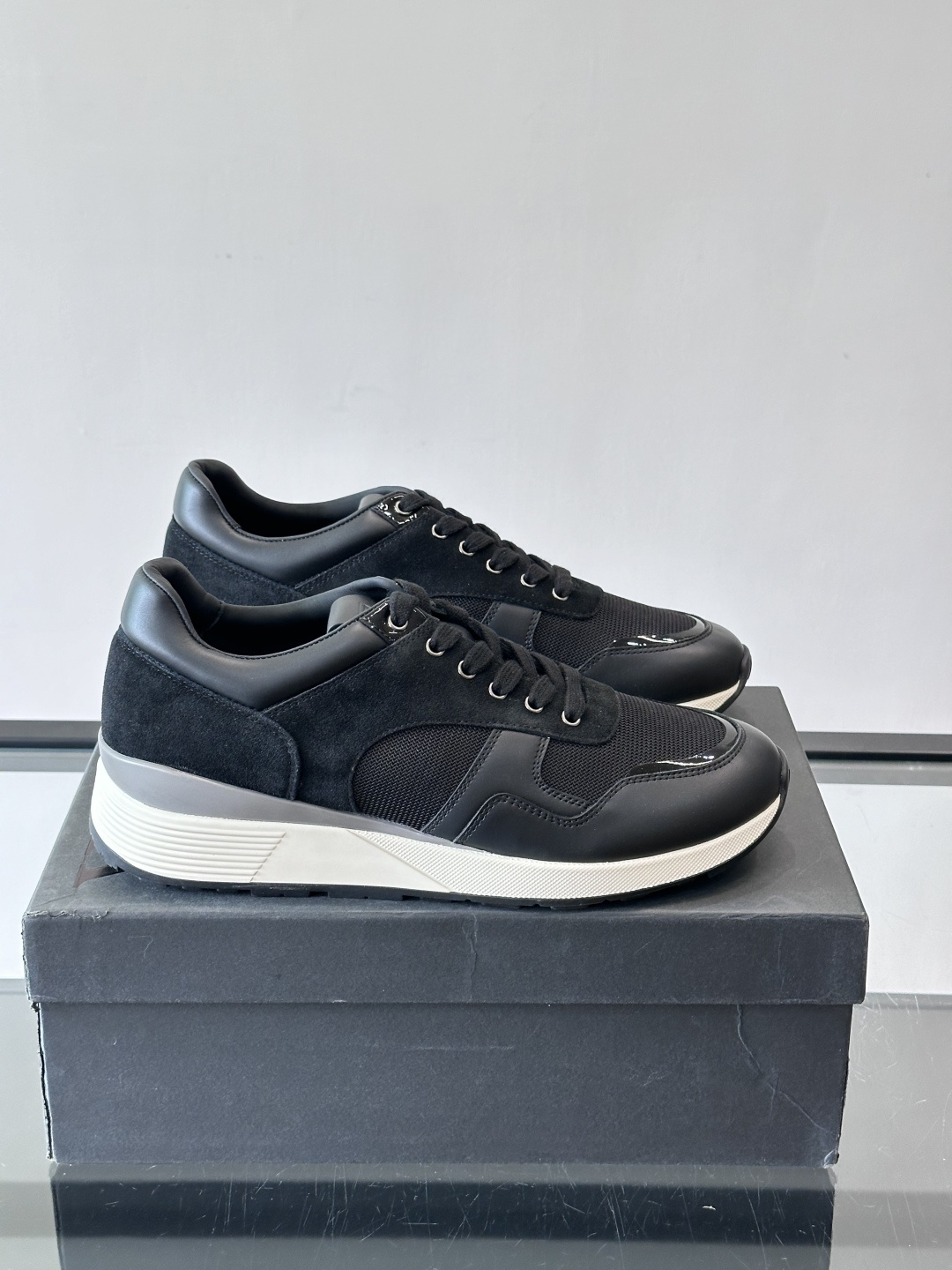 ZEGNA 男士休闲运动鞋，选用优质牛皮，经典缝线，低调又有质感子。厚底设计，穿着舒适还能悄悄增高，通勤