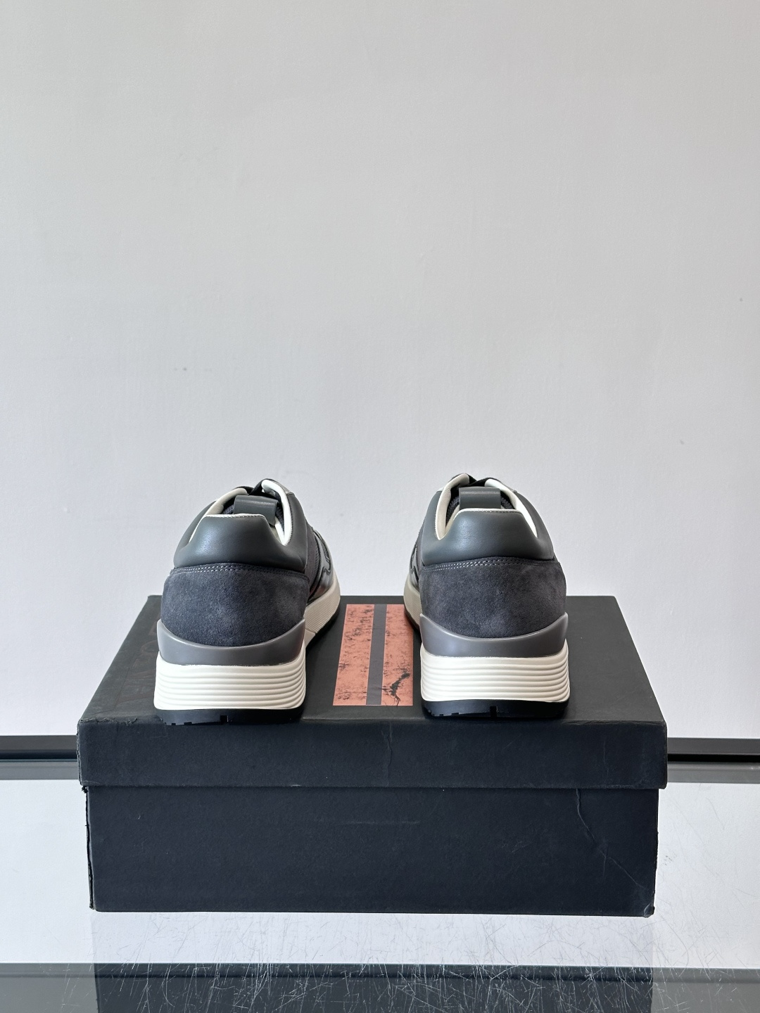 ZEGNA 男士休闲运动鞋，选用优质牛皮，经典缝线，低调又有质感子。厚底设计，穿着舒适还能悄悄增高，通勤