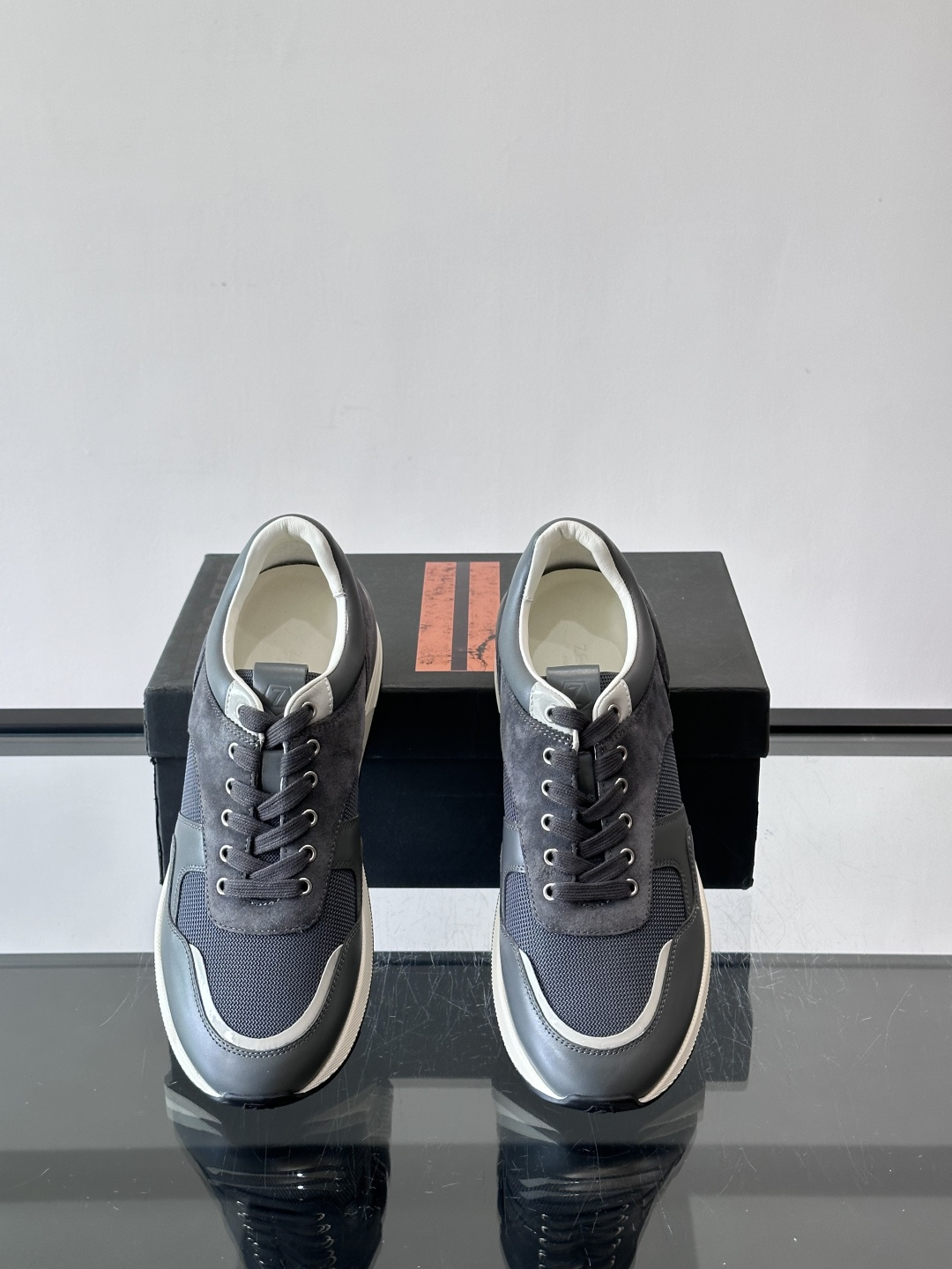 ZEGNA 男士休闲运动鞋，选用优质牛皮，经典缝线，低调又有质感子。厚底设计，穿着舒适还能悄悄增高，通勤