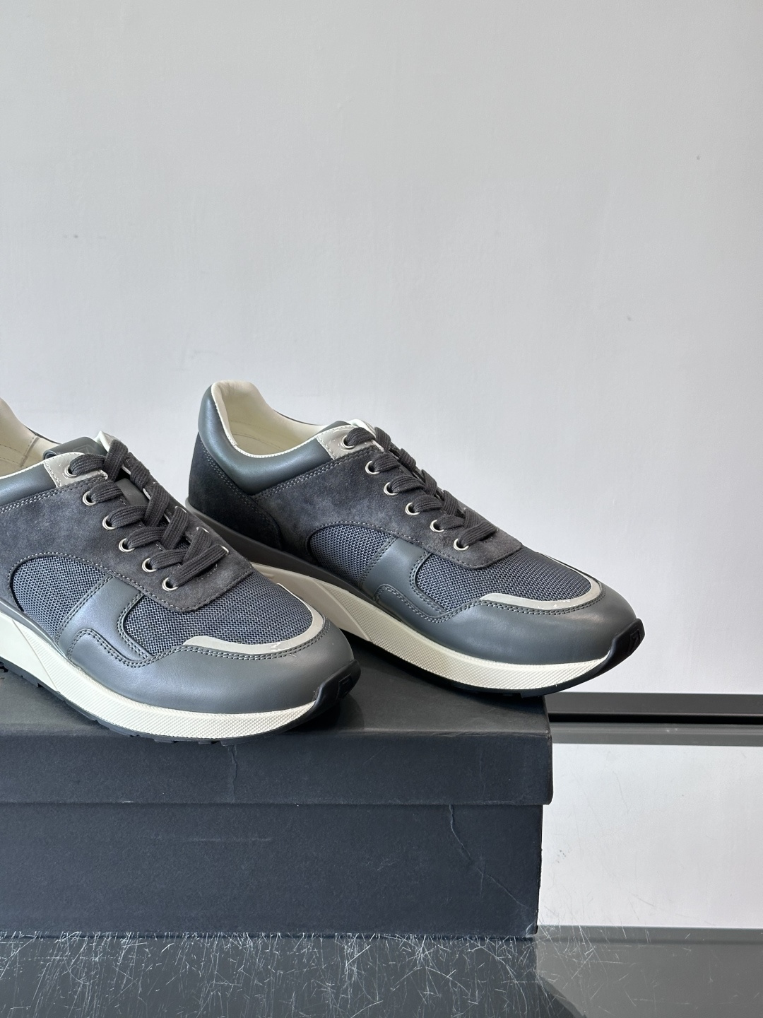 ZEGNA 男士休闲运动鞋，选用优质牛皮，经典缝线，低调又有质感子。厚底设计，穿着舒适还能悄悄增高，通勤