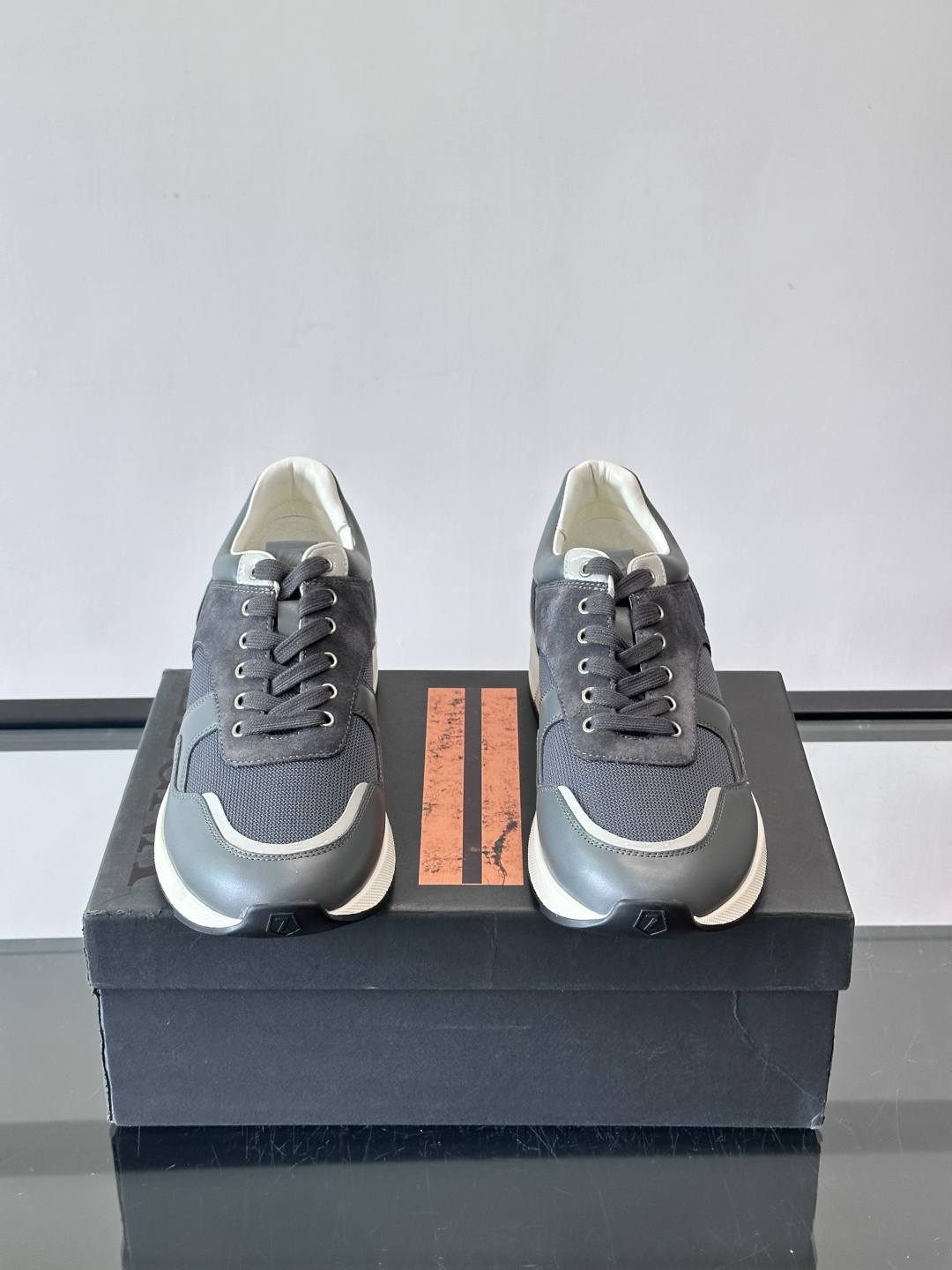 ZEGNA 男士休闲运动鞋，选用优质牛皮，经典缝线，低调又有质感子。厚底设计，穿着舒适还能悄悄增高，通勤