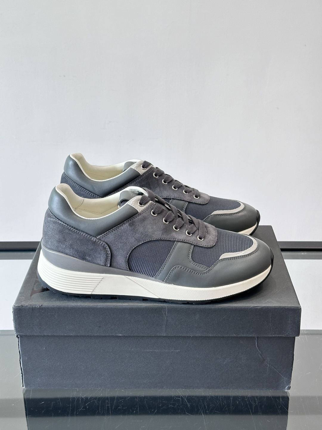 ZEGNA 男士休闲运动鞋，选用优质牛皮，经典缝线，低调又有质感子。厚底设计，穿着舒适还能悄悄增高，通勤