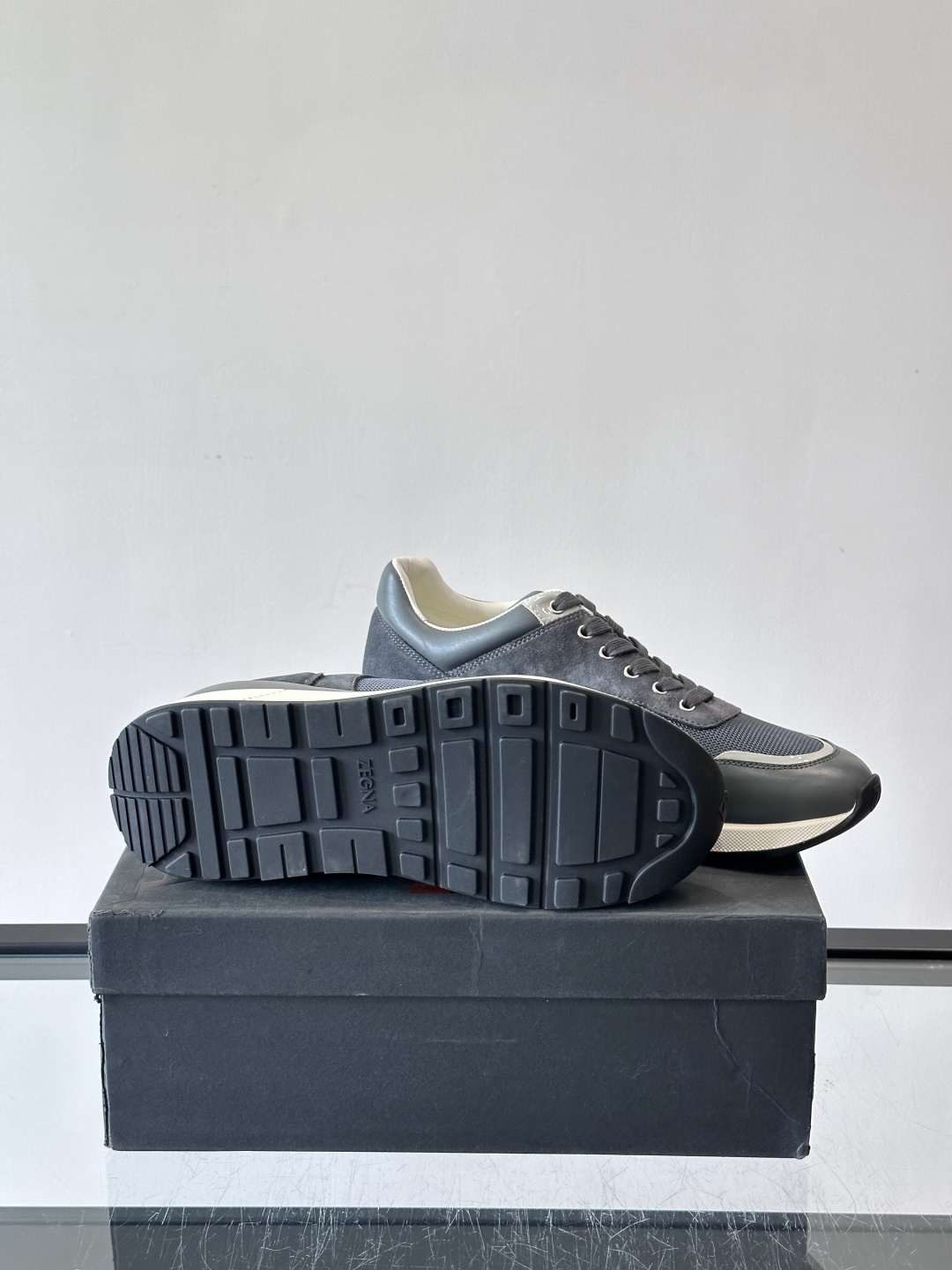 ZEGNA 男士休闲运动鞋，选用优质牛皮，经典缝线，低调又有质感子。厚底设计，穿着舒适还能悄悄增高，通勤