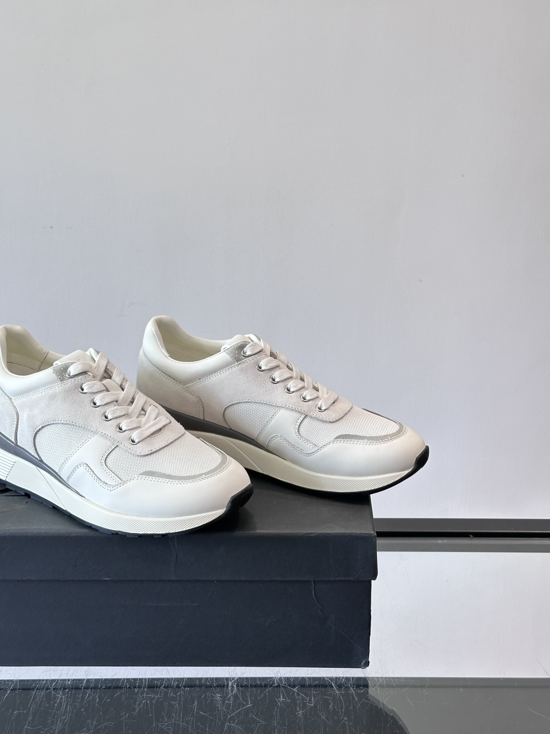 ZEGNA 男士休闲运动鞋，选用优质牛皮，经典缝线，低调又有质感子。厚底设计，穿着舒适还能悄悄增高，通勤