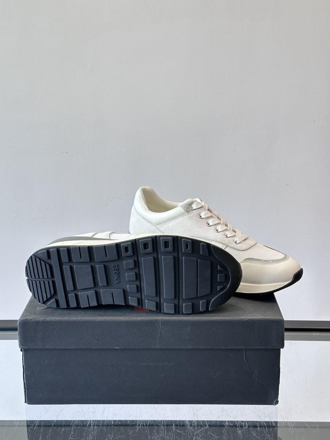 ZEGNA 男士休闲运动鞋，选用优质牛皮，经典缝线，低调又有质感子。厚底设计，穿着舒适还能悄悄增高，通勤