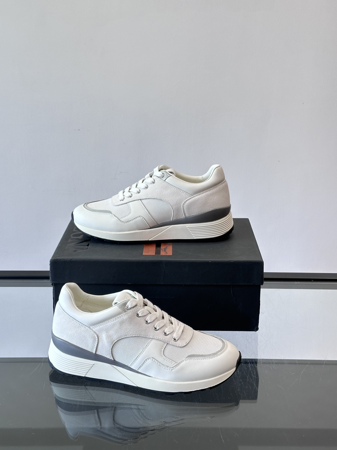 ZEGNA 男士休闲运动鞋，选用优质牛皮，经典缝线，低调又有质感子。厚底设计，穿着舒适还能悄悄增高，通勤