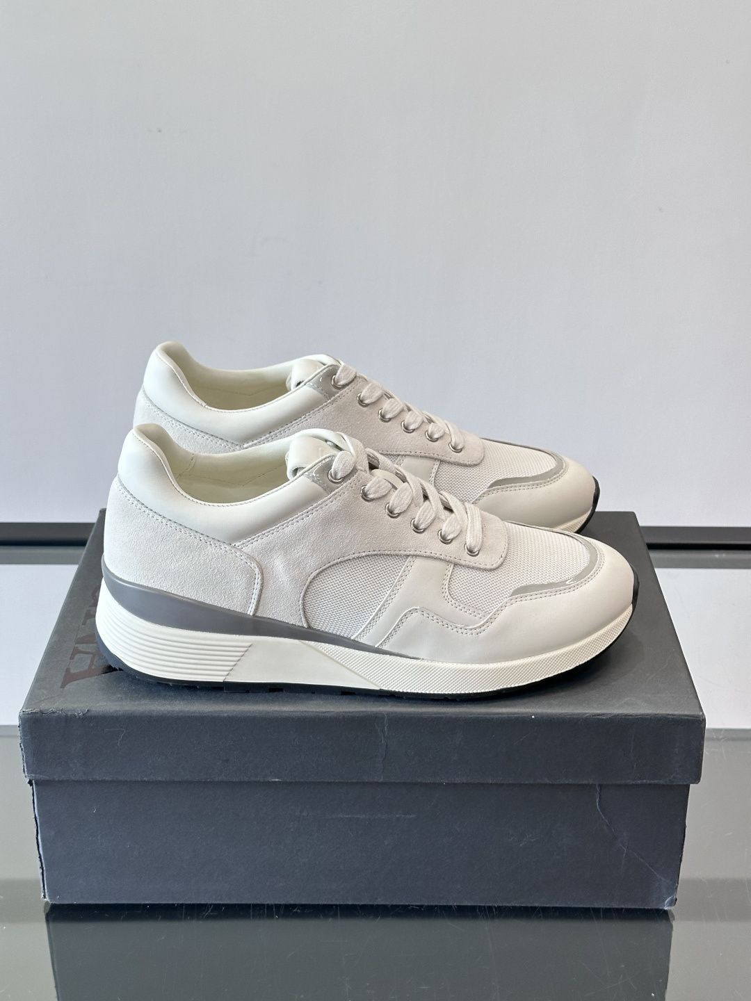 ZEGNA 男士休闲运动鞋，选用优质牛皮，经典缝线，低调又有质感子。厚底设计，穿着舒适还能悄悄增高，通勤