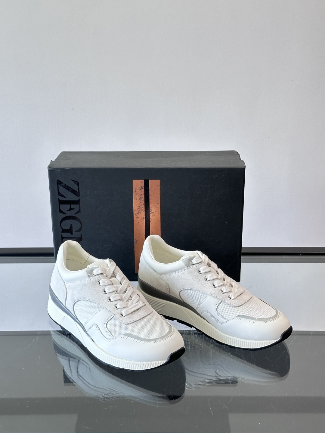 ZEGNA 男士休闲运动鞋，选用优质牛皮，经典缝线，低调又有质感子。厚底设计，穿着舒适还能悄悄增高，通勤