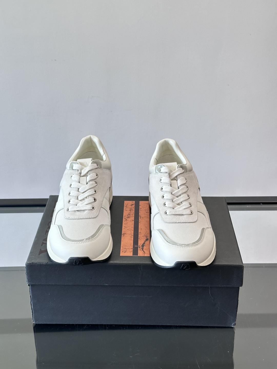 ZEGNA 男士休闲运动鞋，选用优质牛皮，经典缝线，低调又有质感子。厚底设计，穿着舒适还能悄悄增高，通勤