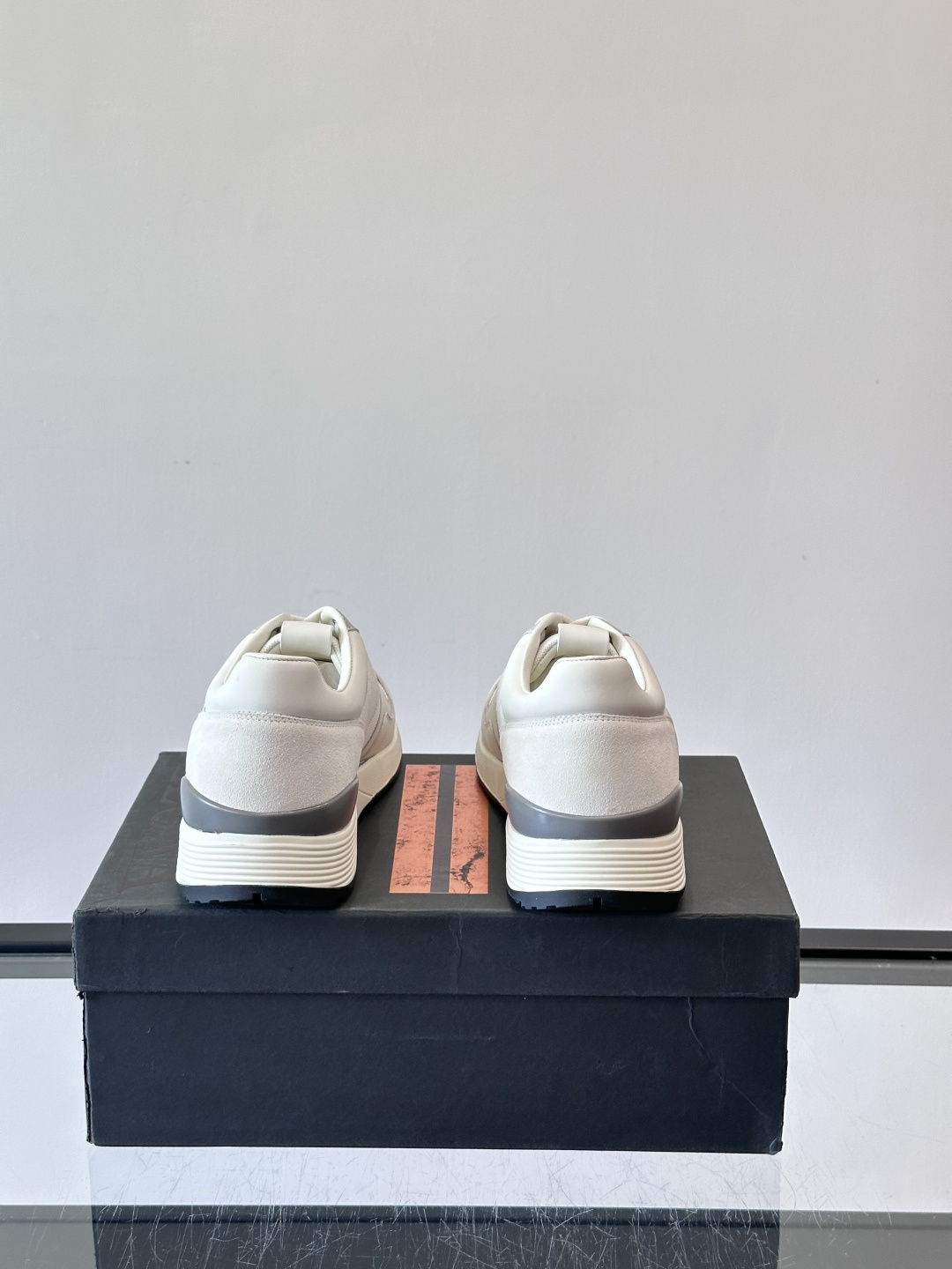 ZEGNA 男士休闲运动鞋，选用优质牛皮，经典缝线，低调又有质感子。厚底设计，穿着舒适还能悄悄增高，通勤