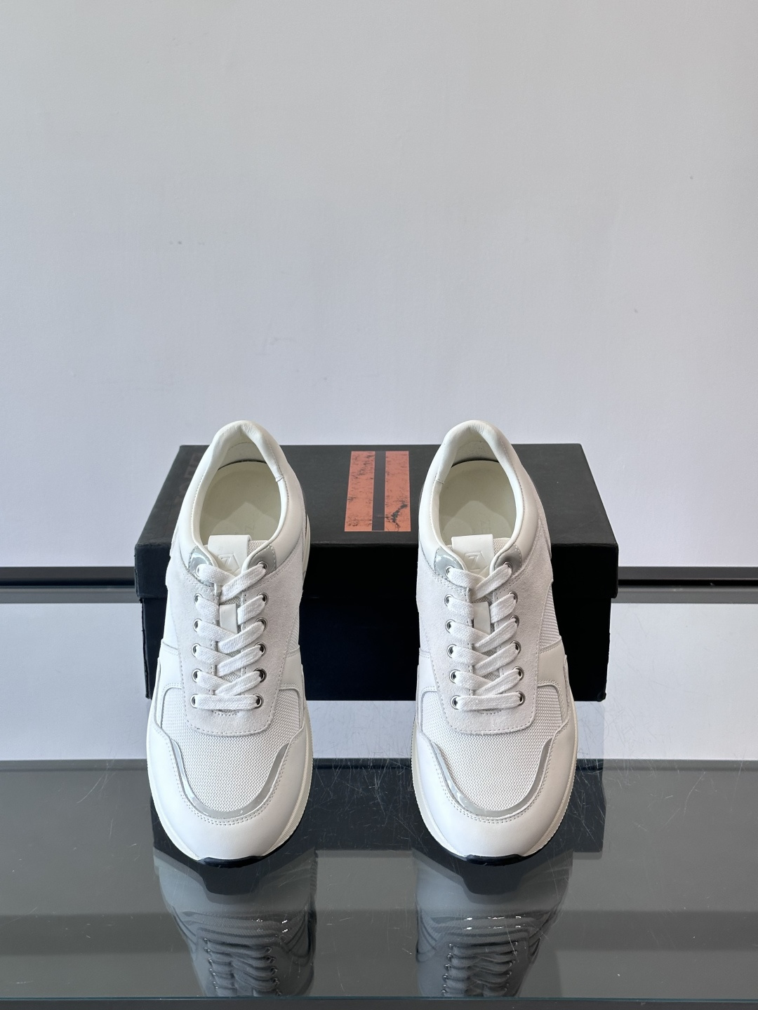 ZEGNA 男士休闲运动鞋，选用优质牛皮，经典缝线，低调又有质感子。厚底设计，穿着舒适还能悄悄增高，通勤