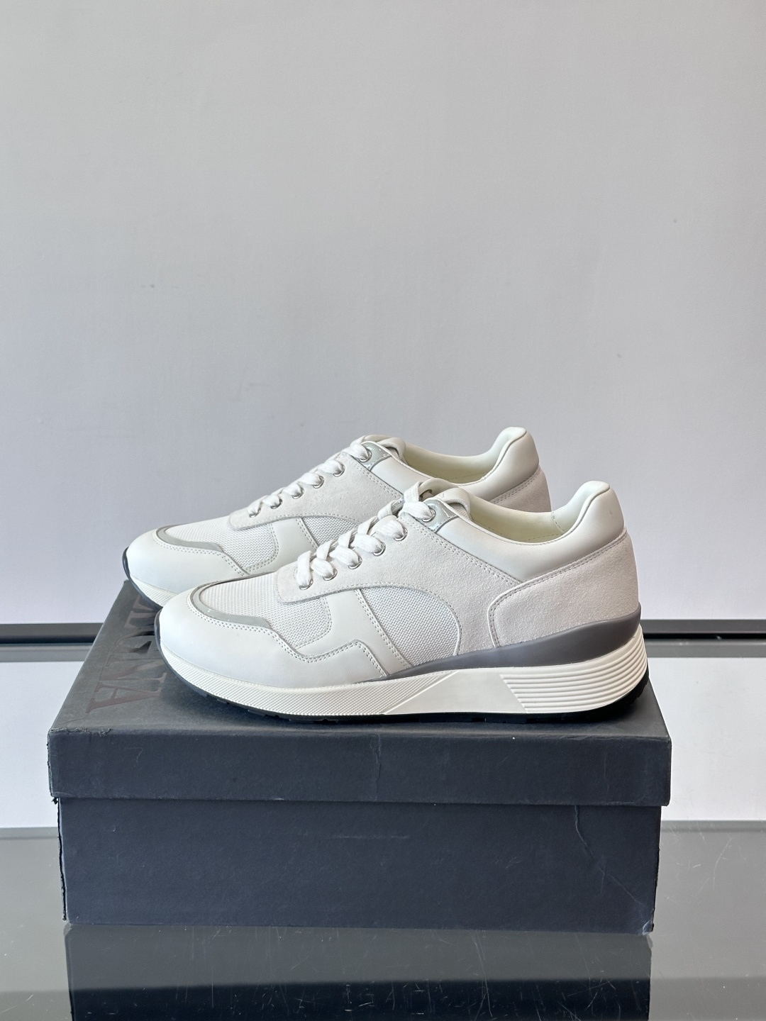 ZEGNA 男士休闲运动鞋，选用优质牛皮，经典缝线，低调又有质感子。厚底设计，穿着舒适还能悄悄增高，通勤