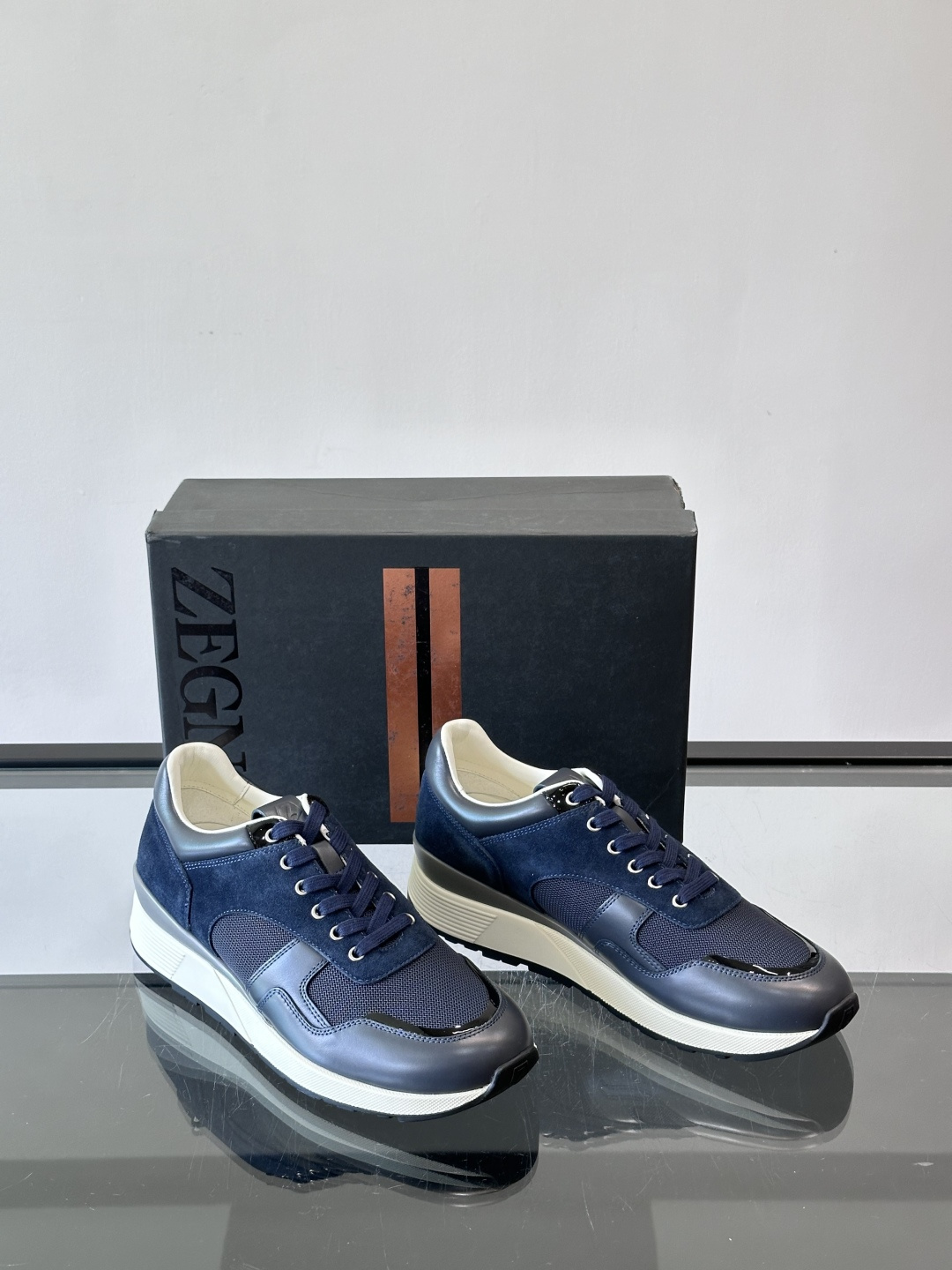 ZEGNA 男士休闲运动鞋，选用优质牛皮，经典缝线，低调又有质感子。厚底设计，穿着舒适还能悄悄增高，通勤