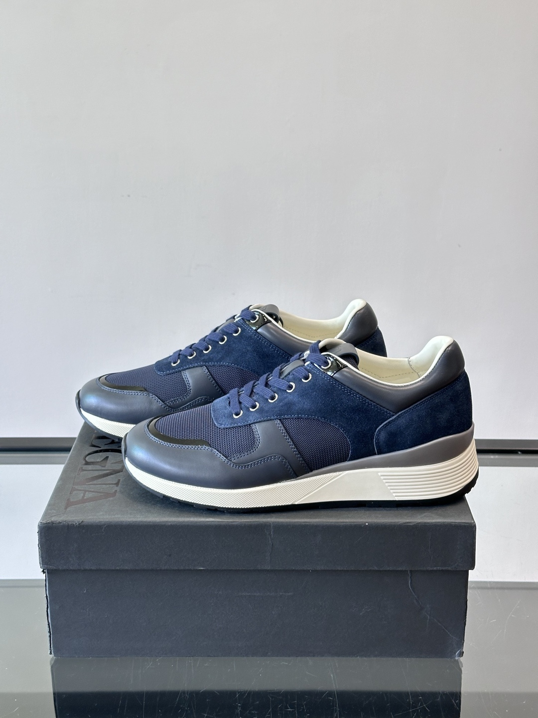 ZEGNA 男士休闲运动鞋，选用优质牛皮，经典缝线，低调又有质感子。厚底设计，穿着舒适还能悄悄增高，通勤