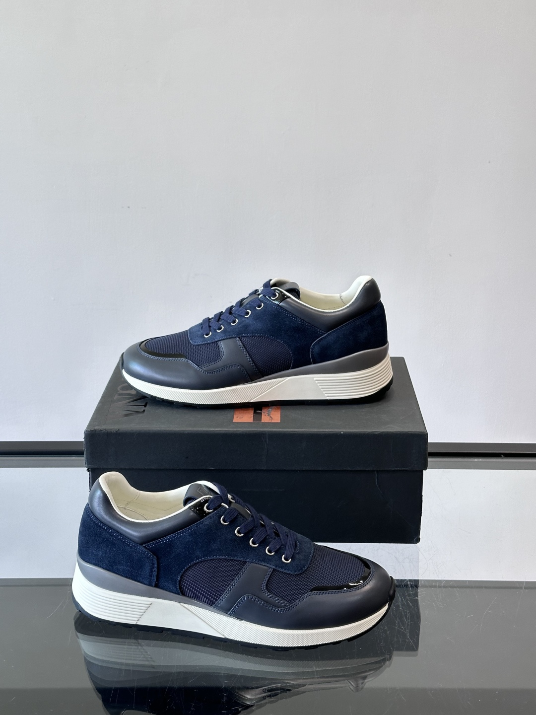 ZEGNA 男士休闲运动鞋，选用优质牛皮，经典缝线，低调又有质感子。厚底设计，穿着舒适还能悄悄增高，通勤