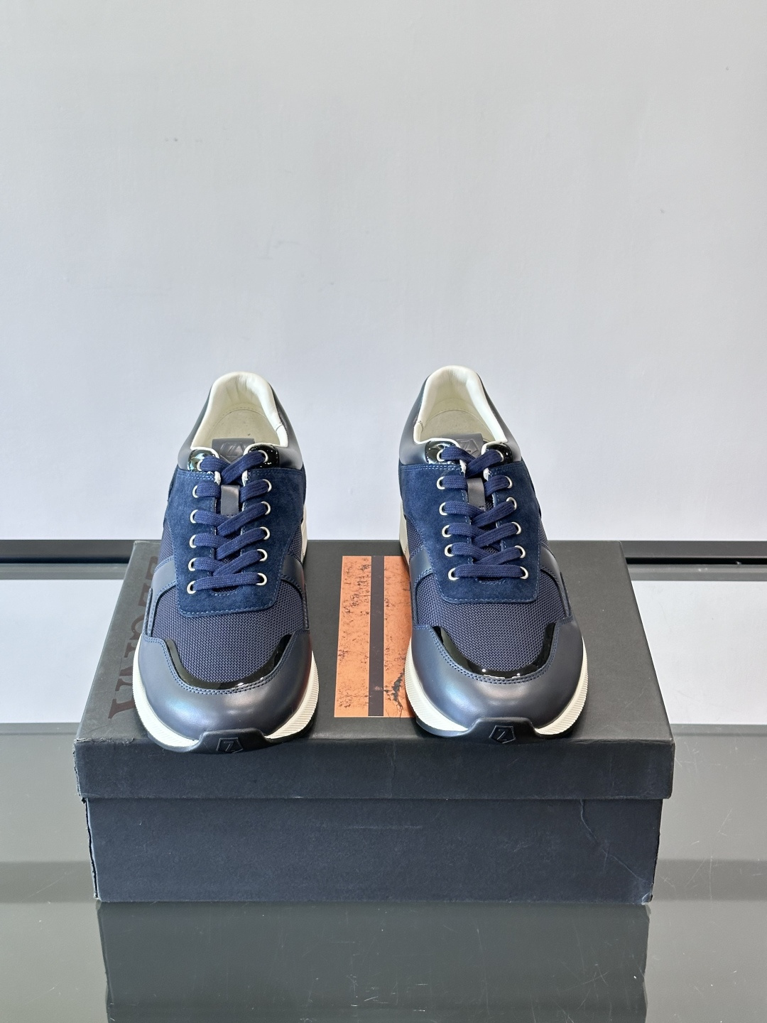 ZEGNA 男士休闲运动鞋，选用优质牛皮，经典缝线，低调又有质感子。厚底设计，穿着舒适还能悄悄增高，通勤