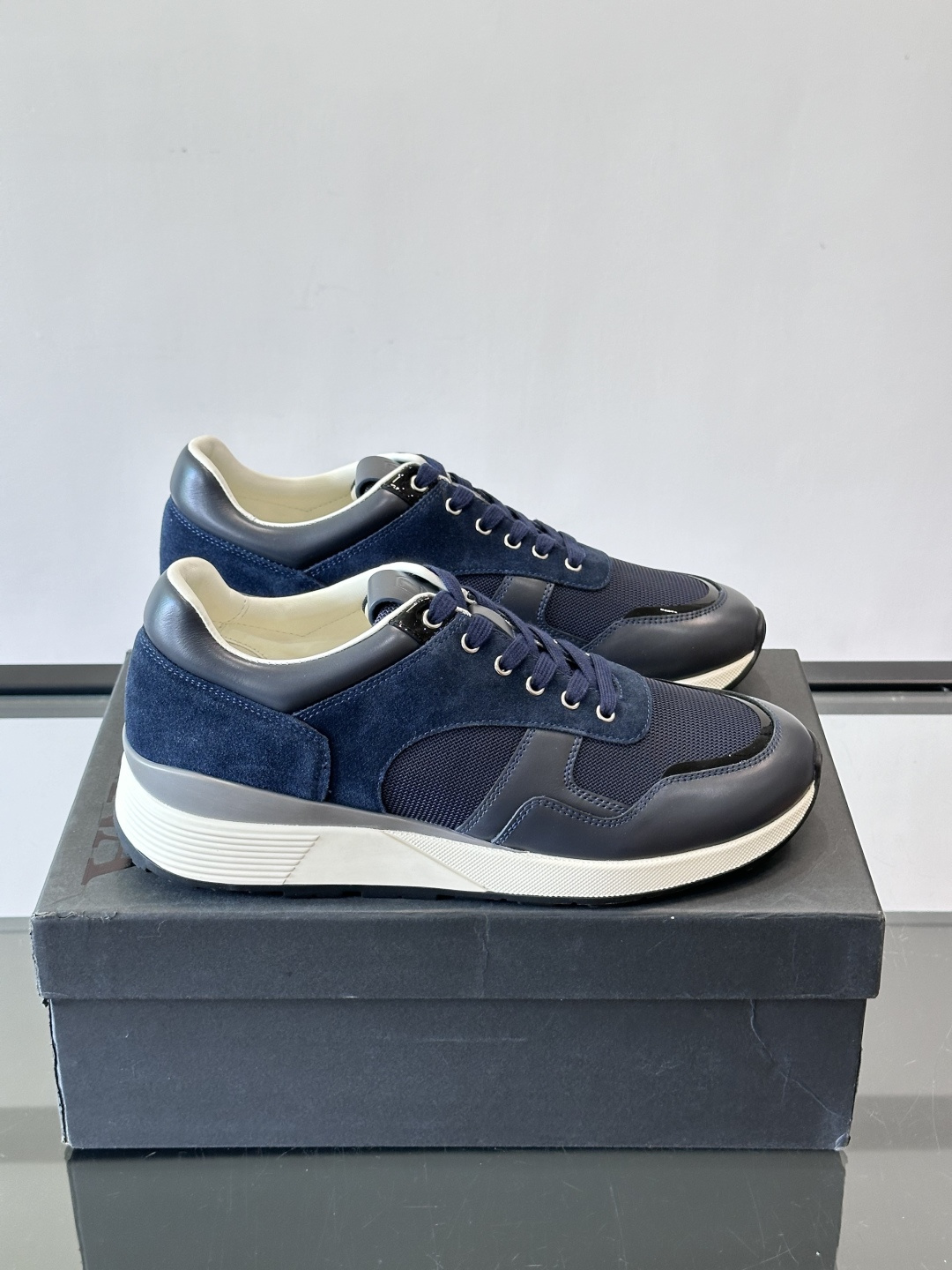 ZEGNA 男士休闲运动鞋，选用优质牛皮，经典缝线，低调又有质感子。厚底设计，穿着舒适还能悄悄增高，通勤