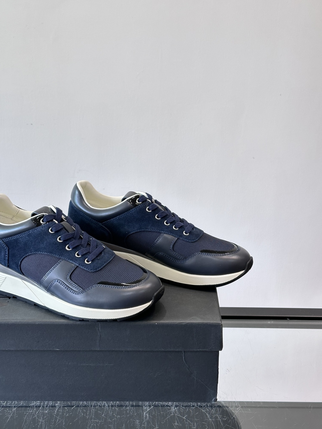 ZEGNA 男士休闲运动鞋，选用优质牛皮，经典缝线，低调又有质感子。厚底设计，穿着舒适还能悄悄增高，通勤