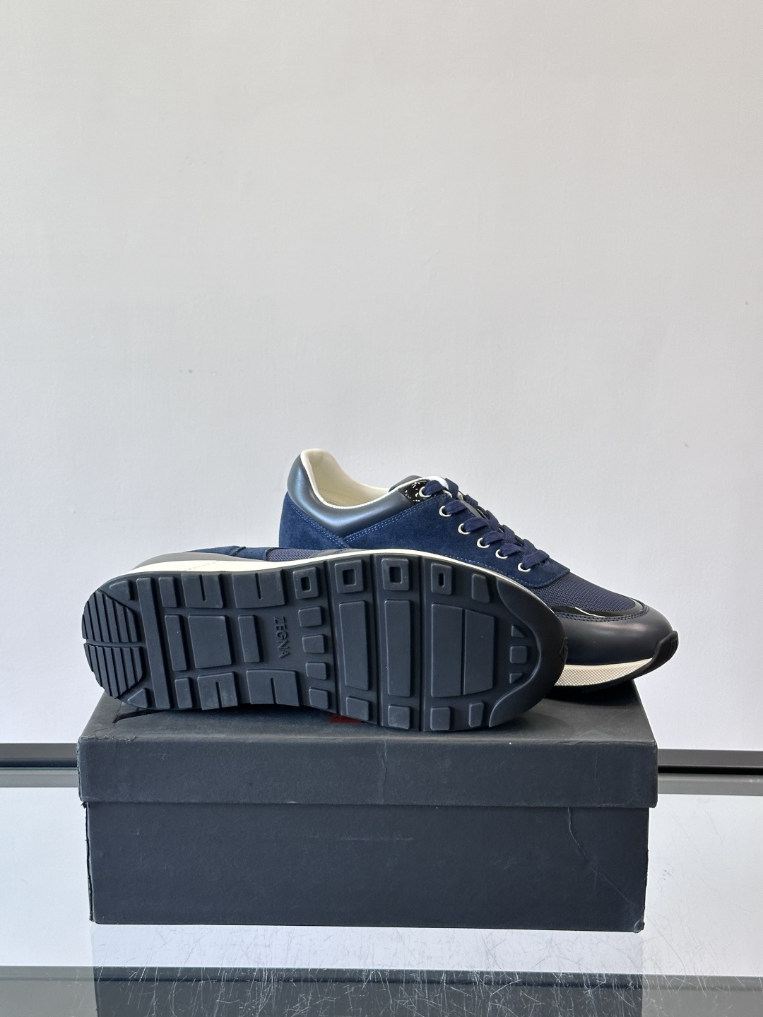 ZEGNA 男士休闲运动鞋，选用优质牛皮，经典缝线，低调又有质感子。厚底设计，穿着舒适还能悄悄增高，通勤