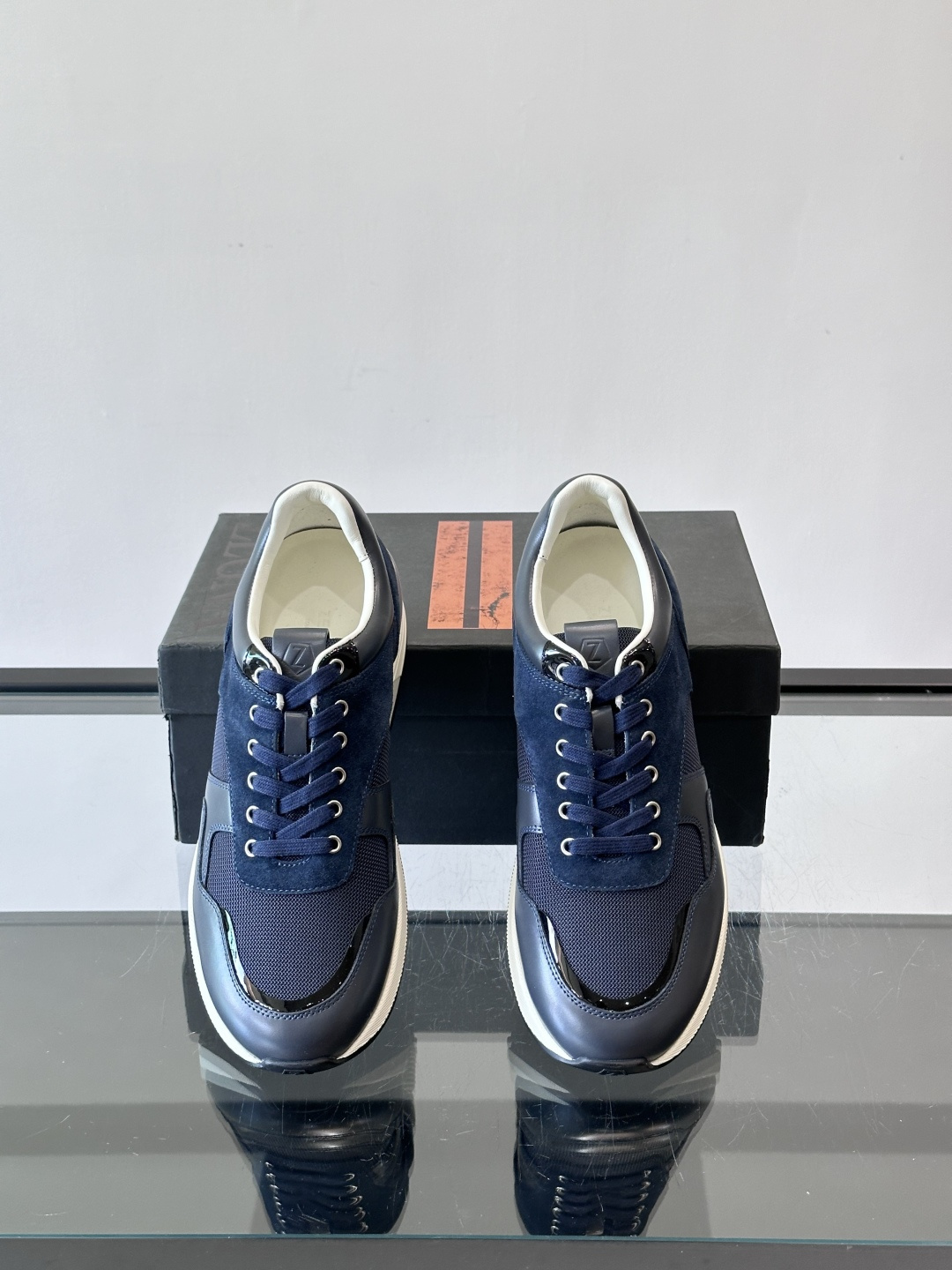 ZEGNA 男士休闲运动鞋，选用优质牛皮，经典缝线，低调又有质感子。厚底设计，穿着舒适还能悄悄增高，通勤