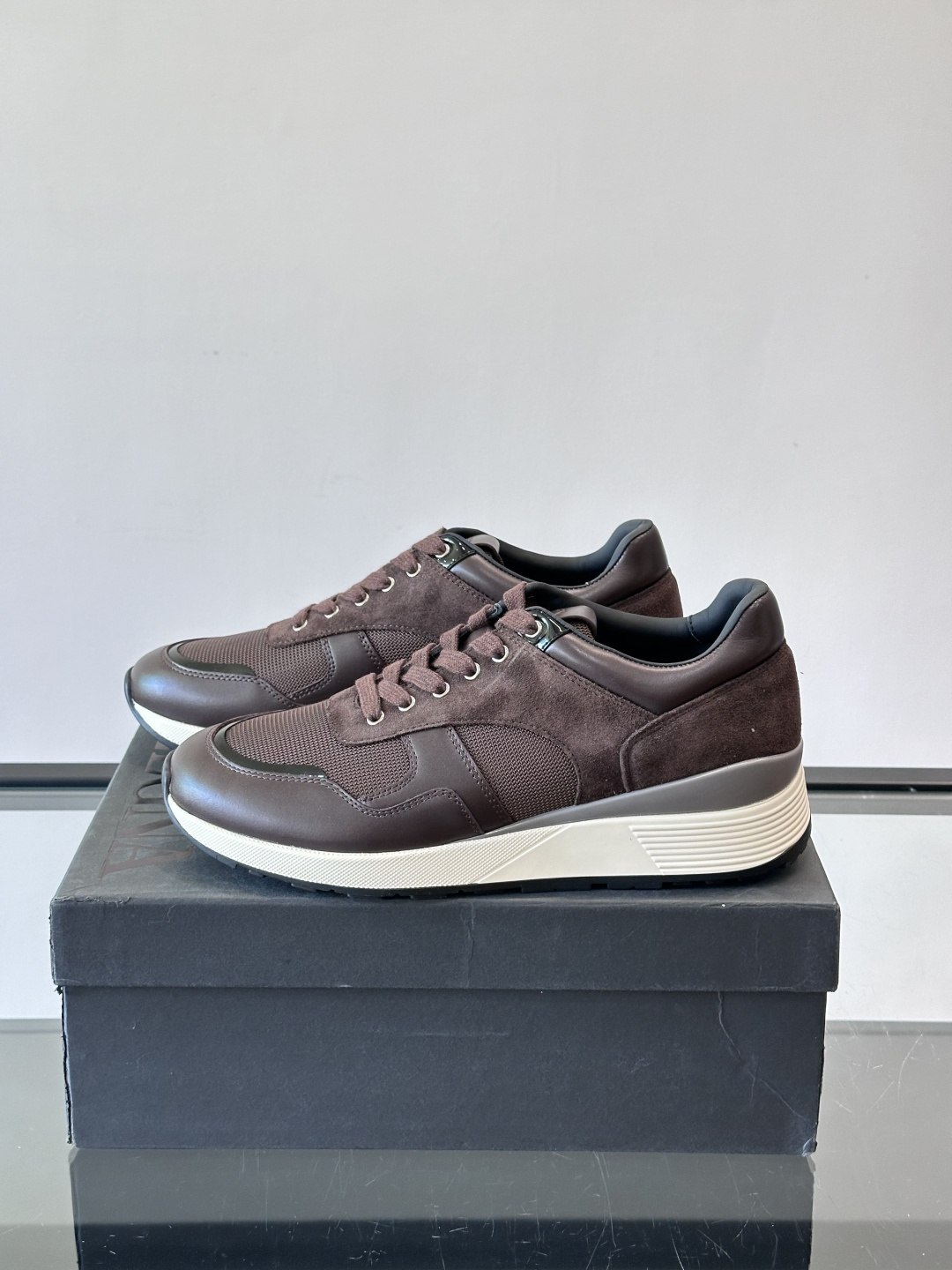 ZEGNA 男士休闲运动鞋，选用优质牛皮，经典缝线，低调又有质感子。厚底设计，穿着舒适还能悄悄增高，通勤