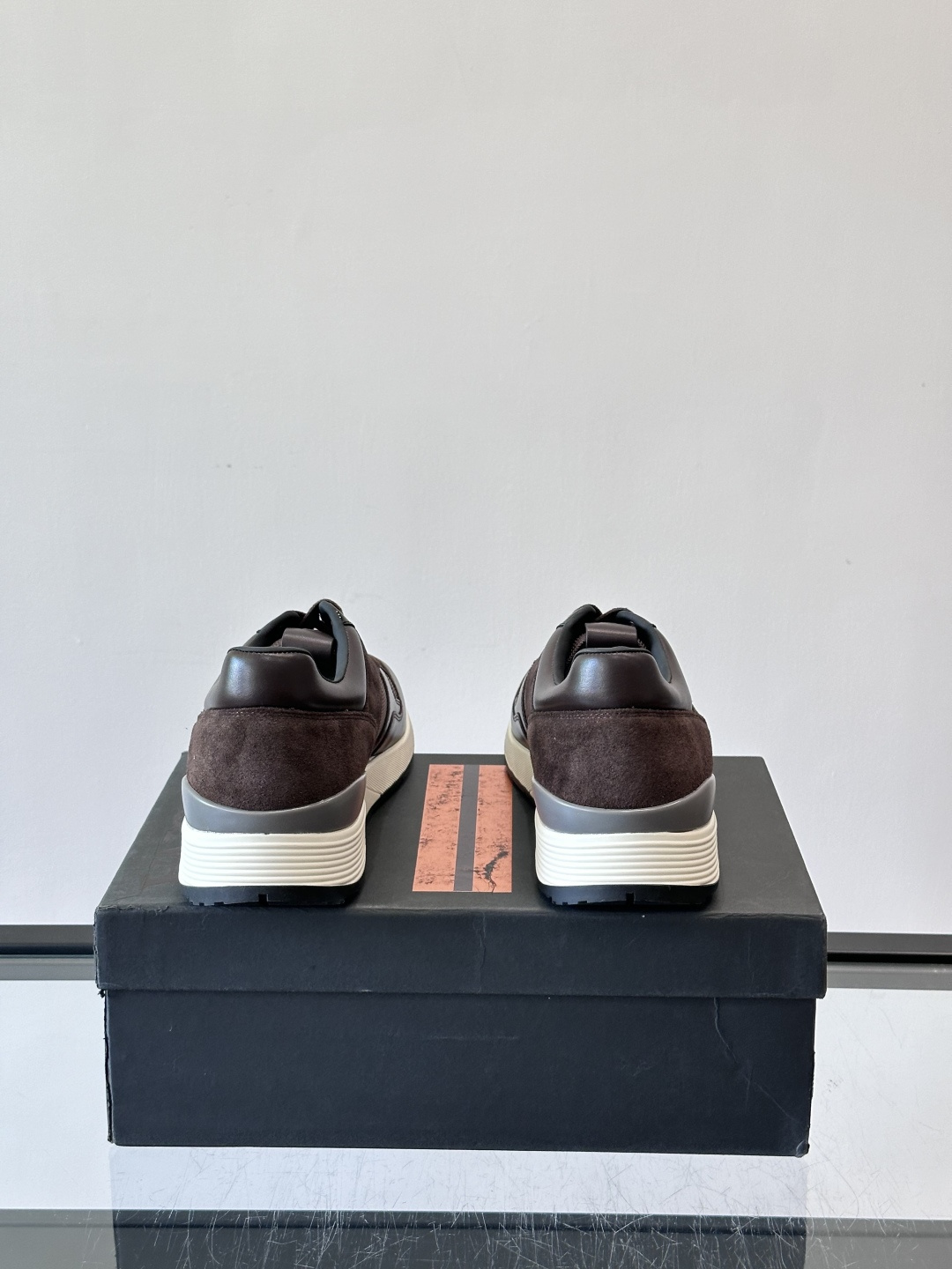 ZEGNA 男士休闲运动鞋，选用优质牛皮，经典缝线，低调又有质感子。厚底设计，穿着舒适还能悄悄增高，通勤