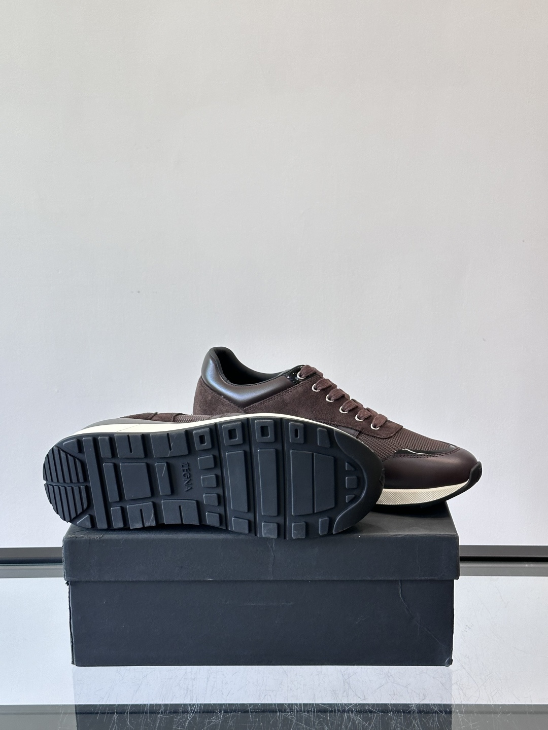 ZEGNA 男士休闲运动鞋，选用优质牛皮，经典缝线，低调又有质感子。厚底设计，穿着舒适还能悄悄增高，通勤