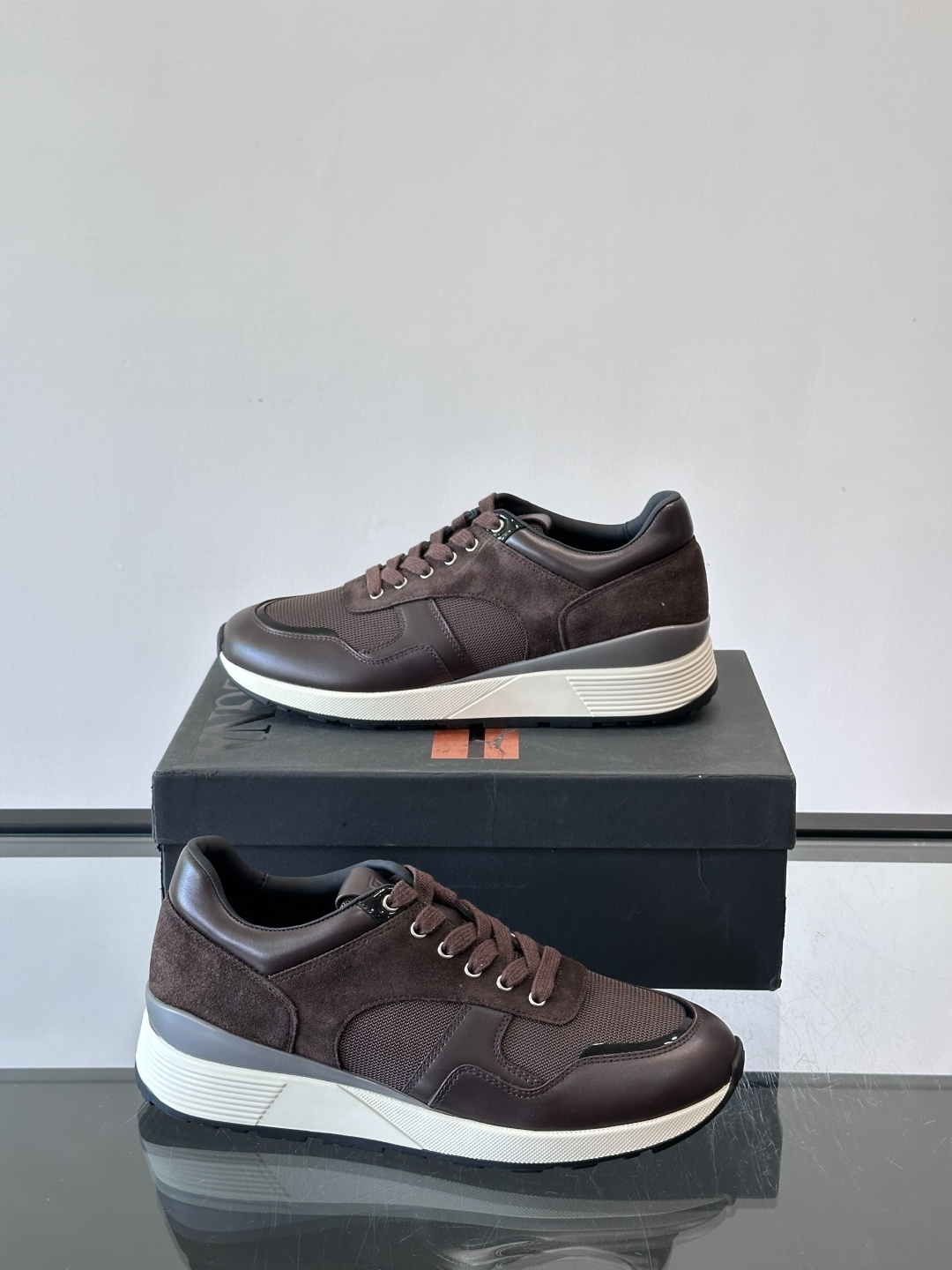 ZEGNA 男士休闲运动鞋，选用优质牛皮，经典缝线，低调又有质感子。厚底设计，穿着舒适还能悄悄增高，通勤