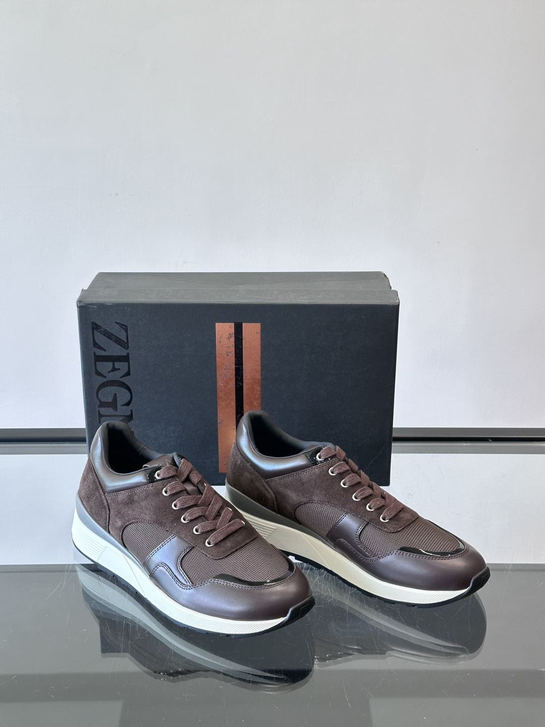 ZEGNA 男士休闲运动鞋，选用优质牛皮，经典缝线，低调又有质感子。厚底设计，穿着舒适还能悄悄增高，通勤