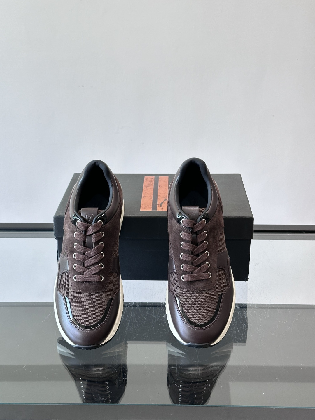 ZEGNA 男士休闲运动鞋，选用优质牛皮，经典缝线，低调又有质感子。厚底设计，穿着舒适还能悄悄增高，通勤