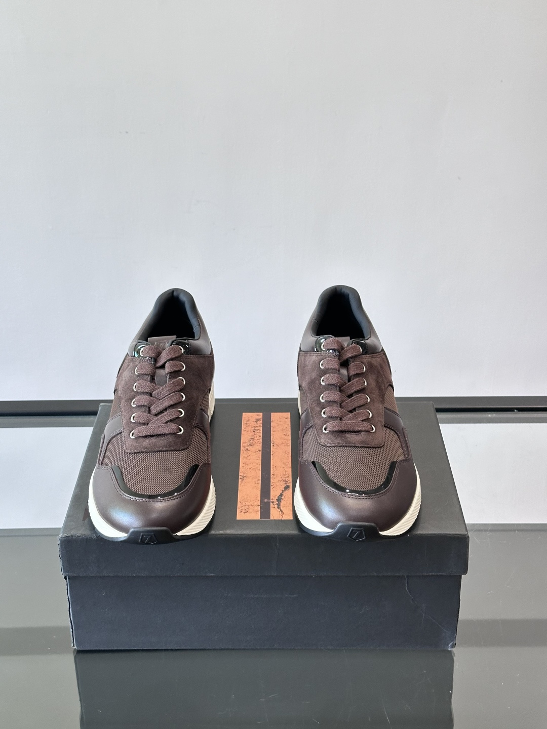 ZEGNA 男士休闲运动鞋，选用优质牛皮，经典缝线，低调又有质感子。厚底设计，穿着舒适还能悄悄增高，通勤