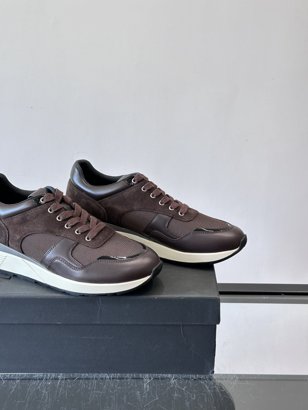 ZEGNA 男士休闲运动鞋，选用优质牛皮，经典缝线，低调又有质感子。厚底设计，穿着舒适还能悄悄增高，通勤