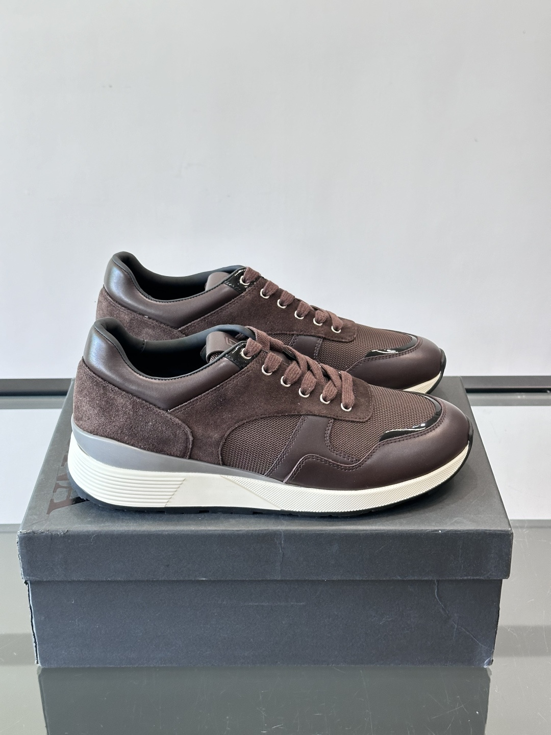 ZEGNA 男士休闲运动鞋，选用优质牛皮，经典缝线，低调又有质感子。厚底设计，穿着舒适还能悄悄增高，通勤