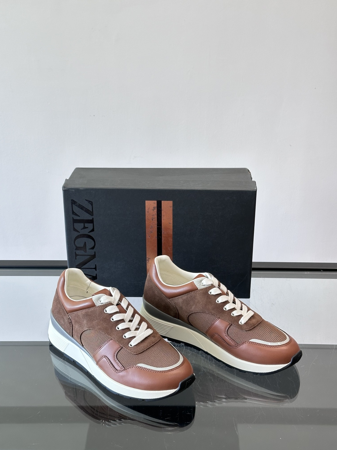 ZEGNA 男士休闲运动鞋，选用优质牛皮，经典缝线，低调又有质感子。厚底设计，穿着舒适还能悄悄增高，通勤