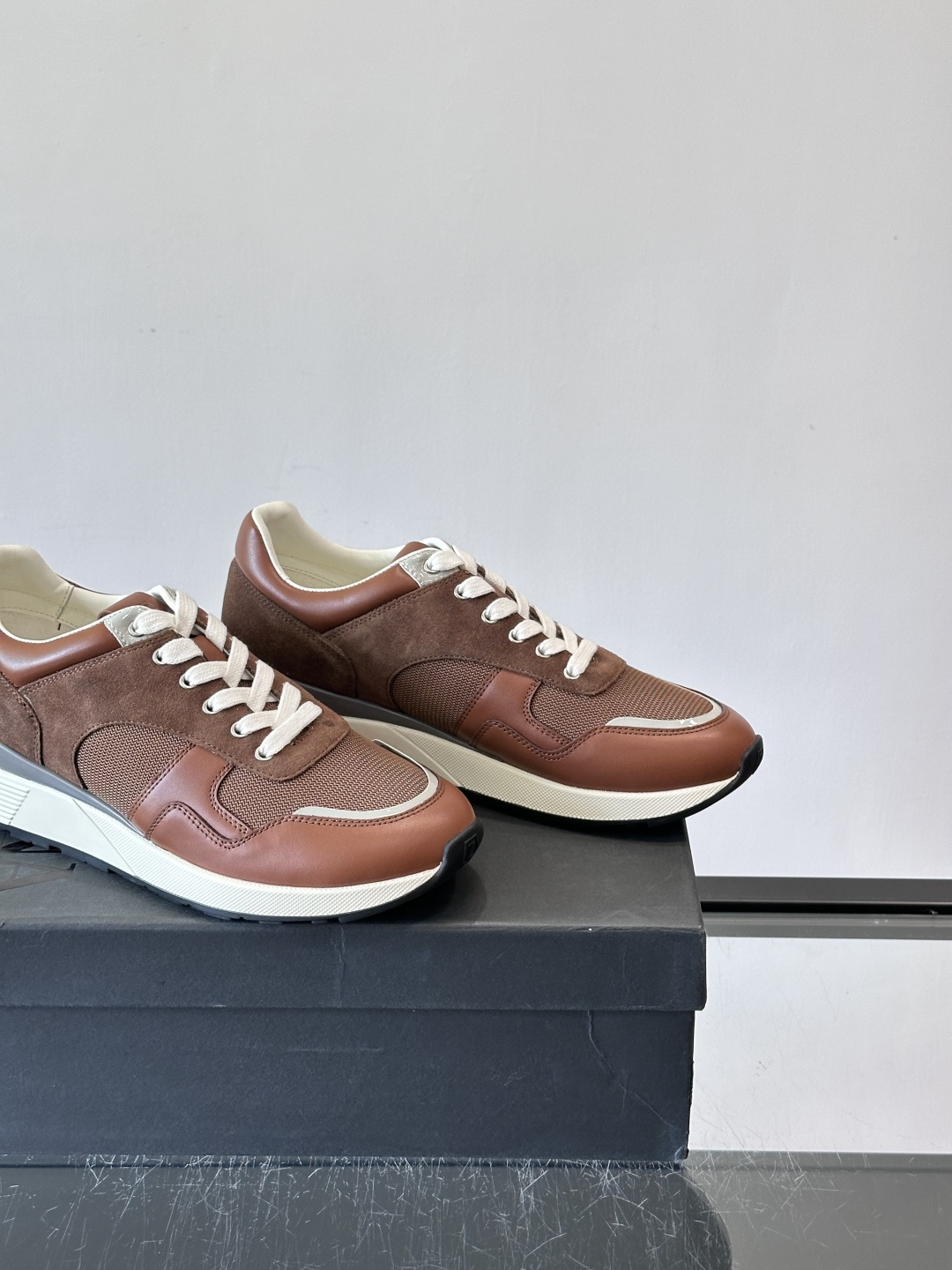 ZEGNA 男士休闲运动鞋，选用优质牛皮，经典缝线，低调又有质感子。厚底设计，穿着舒适还能悄悄增高，通勤